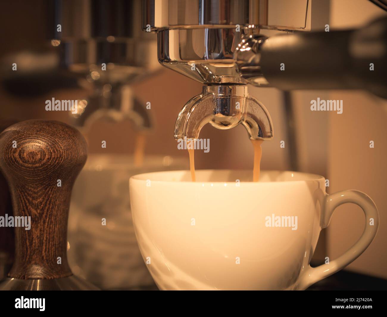la photo montre la préparation de l'espresso, une bonne crème pour un espresso parfait Banque D'Images