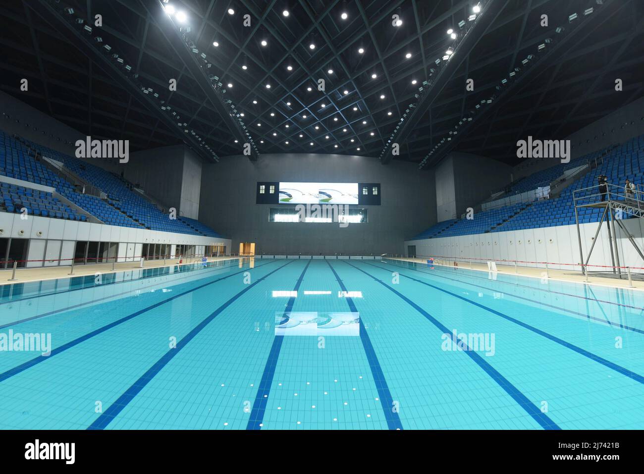 HANGZHOU, CHINE - 19 DÉCEMBRE 2021 - la piscine de la piscine principale du centre sportif olympique de Hangzhou, dans la province du Zhejiang Banque D'Images