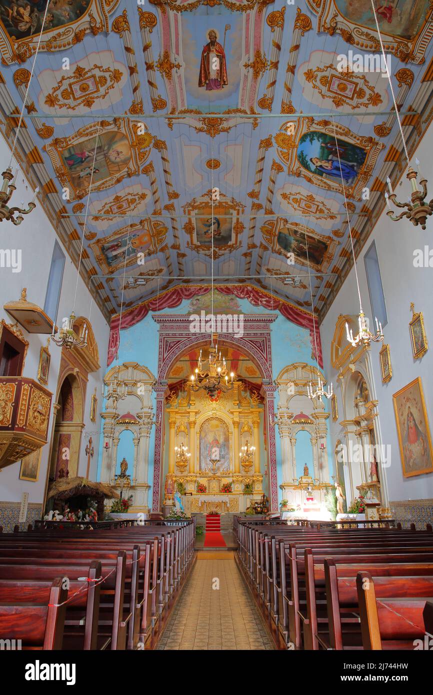 ARCO DA CALHETA, MADÈRE, PORTUGAL - 23 DÉCEMBRE 2021 : l'intérieur de l'église Igreja do Arco da Calheta, située dans le village d'Arco do Calheta Banque D'Images