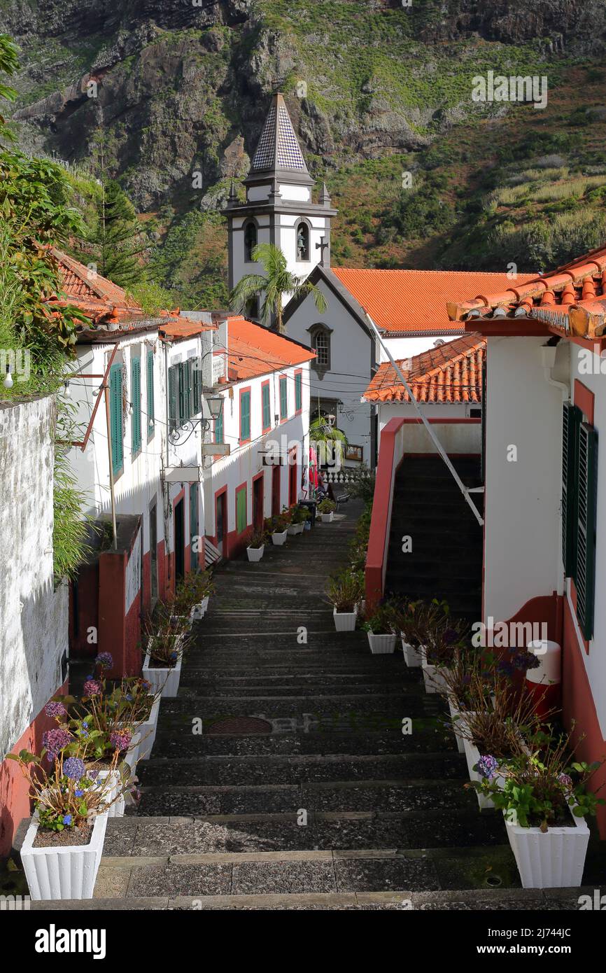 Le centre historique de Sao Vicente, au nord de l'île de Madère, au Portugal, avec l'église paroissiale d'Igreja Matriz et les toits traditionnels Banque D'Images