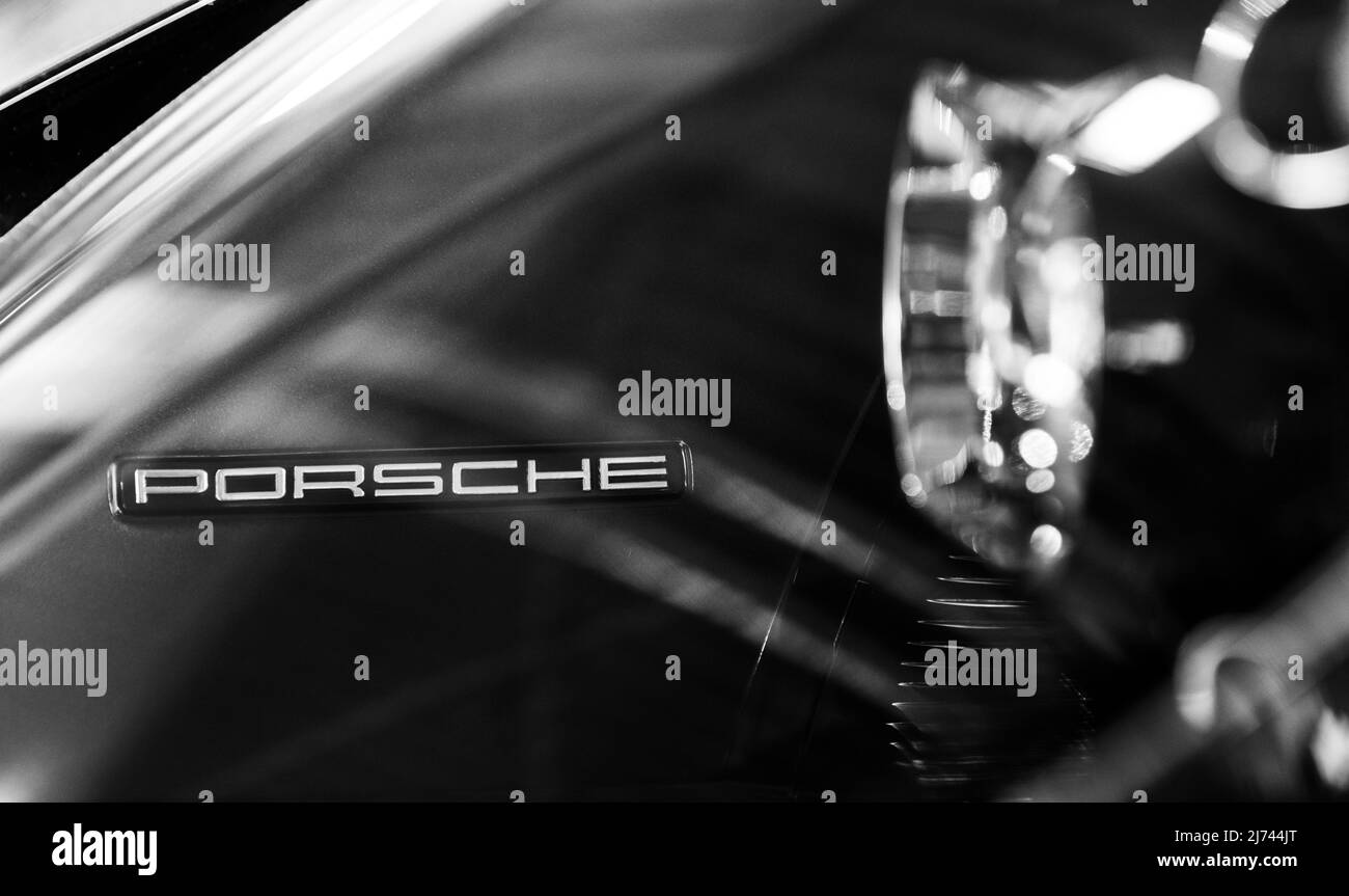 04 mai 2022, Bade-Wurtemberg, Villingen-Schwenningen: Le phare d'un e-hybride Panamera Turbo S dans une concession automobile. Photo: Silas Stein/ Banque D'Images