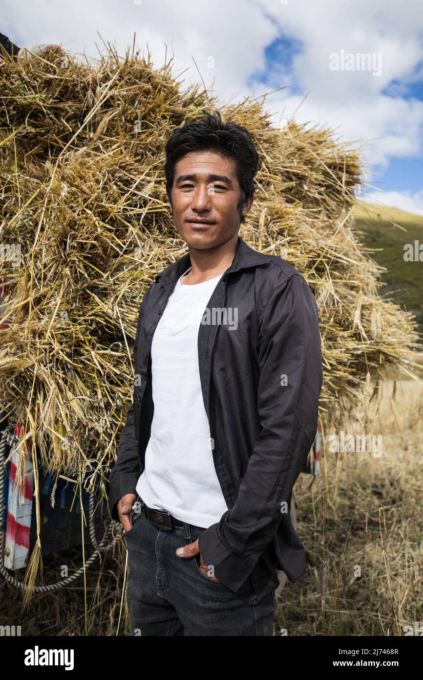 Portrait de villageois tibétains pendant la récolte dans le Sichuan, Daocheng Banque D'Images