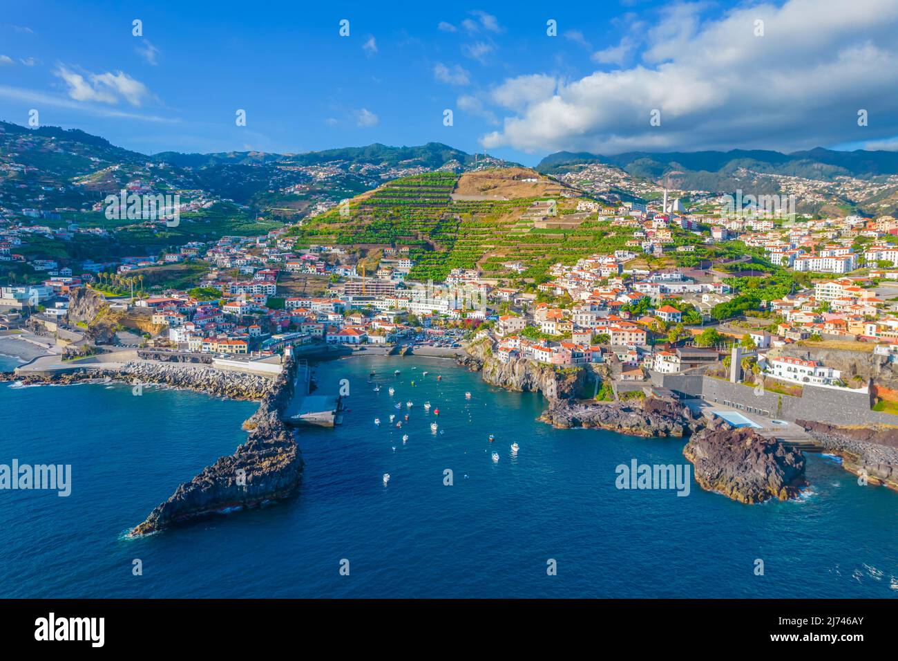 Vue aérienne sur le village de Camara de Lobos à proximité de Funchal, Madère. Petit village de pêcheurs avec beaucoup de petits bateaux dans une baie Banque D'Images