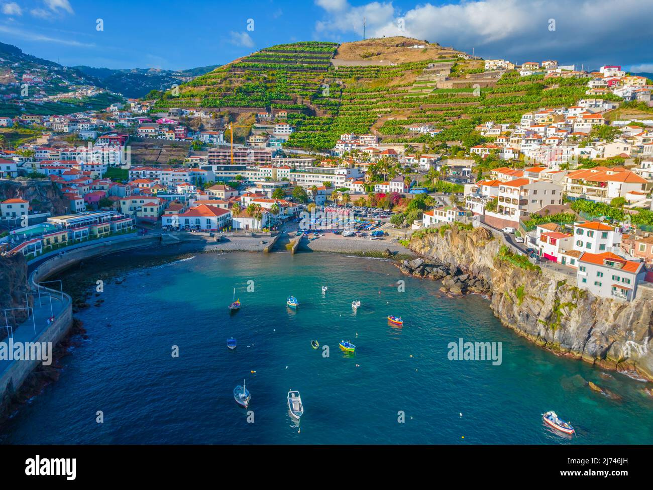 Vue aérienne sur le village de Camara de Lobos à proximité de Funchal, Madère. Petit village de pêcheurs avec beaucoup de petits bateaux dans une baie Banque D'Images