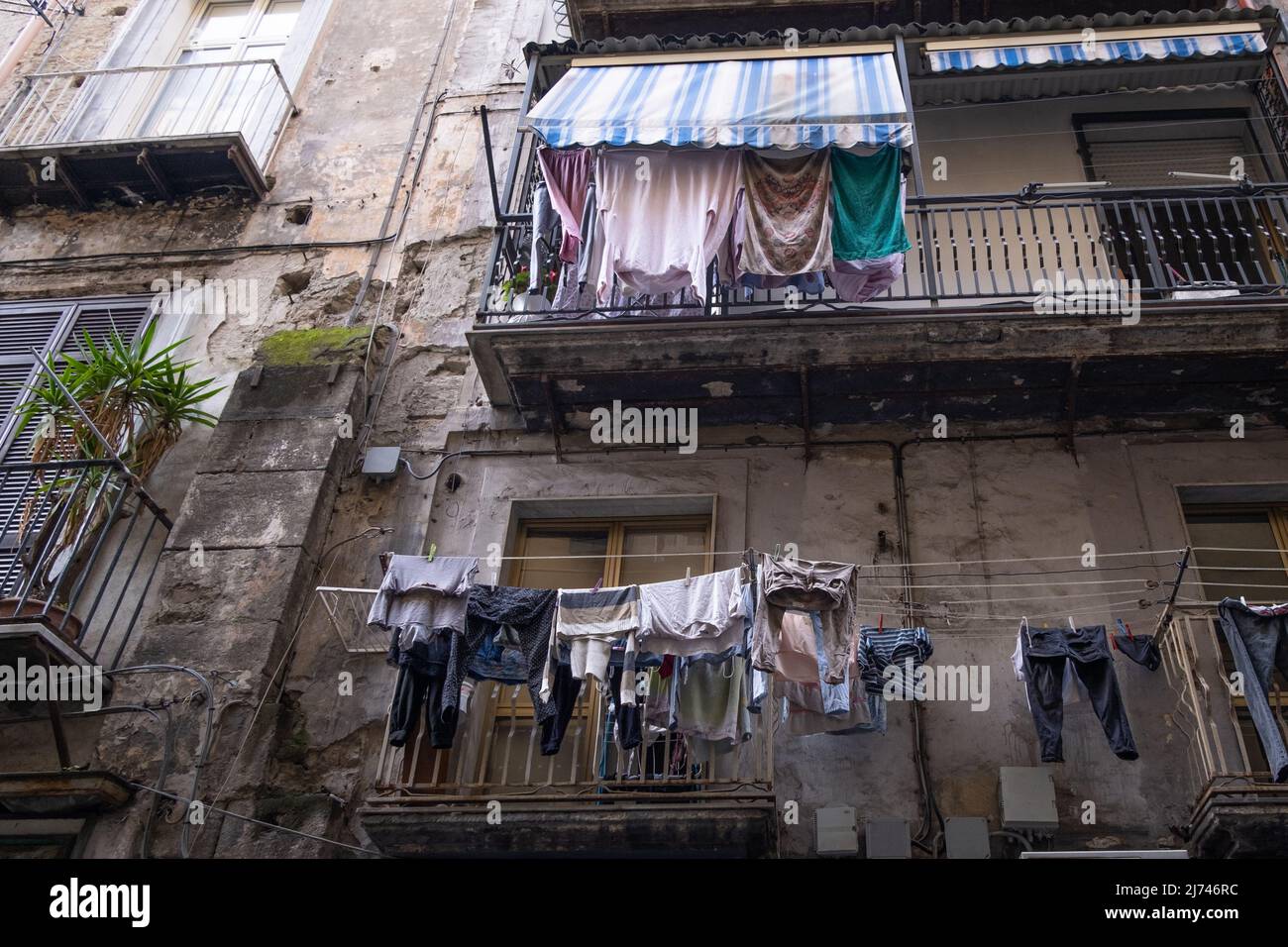 Ancienne maison avec balcon et corde à linge, style typique du sud de l'Italie Banque D'Images