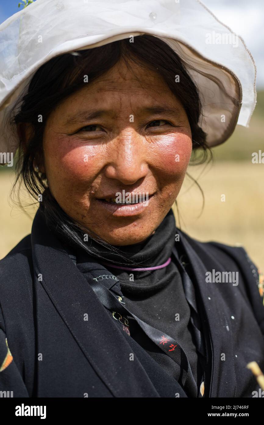 Portrait de la jeune fille tibétaine autour de Daocheng dans la province du Sichuan Banque D'Images