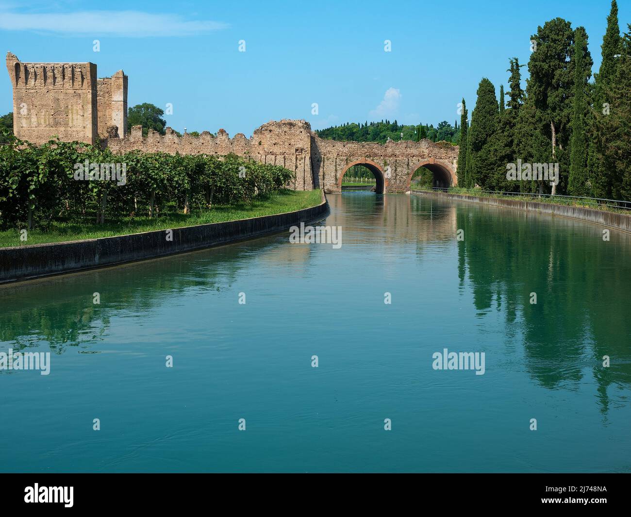 Reflet d'un ancien pont dans l'eau de la rivière Mincio près de Vérone en Italie Banque D'Images