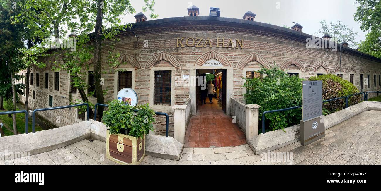 Jardins de thé et boutiques de soie dans Koza Han Silk Bazaar panorama. Koza Han est très ancien, construit en 1451. Il y a de petites boutiques qui vendent des vêtements en soie, châle Banque D'Images