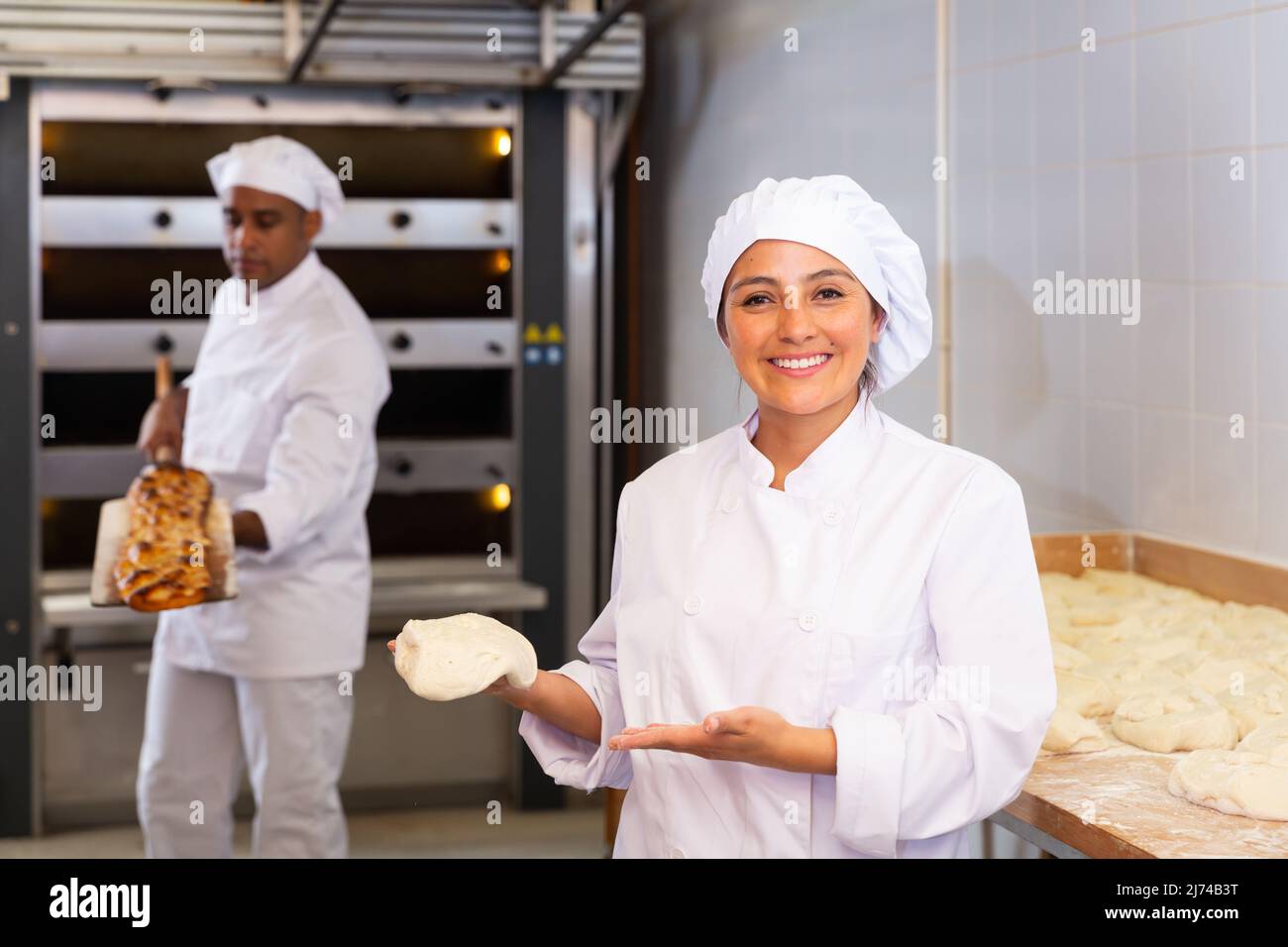 Femme boulanger montre la pâte prête à cuire au four Photo Stock - Alamy