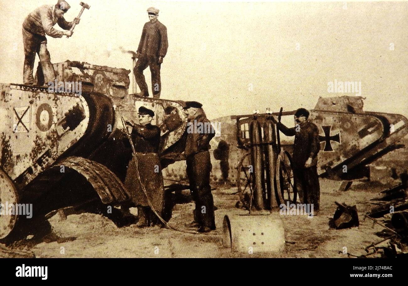 1919 - démantèlement des réservoirs allemands « à tête de train » après la fin de la première Guerre mondiale ---- 1919 - Démantèlement des chars allemagne décès Chef après la fin de la première Guerre mondiale ------ 1919 - Zerschlagung der deutschen 'Deaths Head'- Panzer Banque D'Images