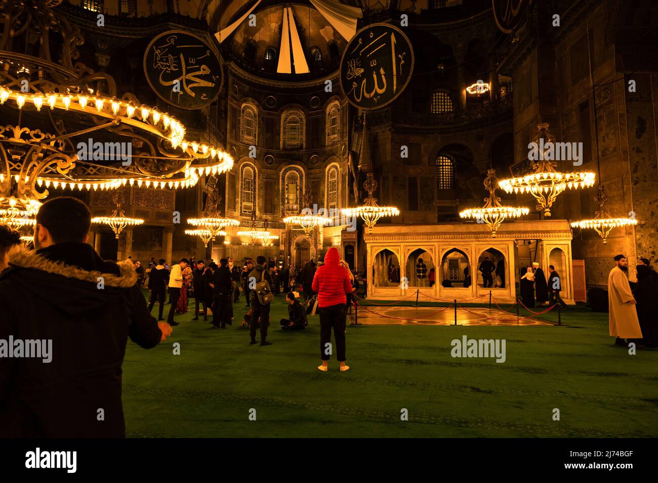 Touristes à Sainte-Sophie ou à Ayasofya à Istanbul. Istanbul Turquie - 3.27.2022 Banque D'Images