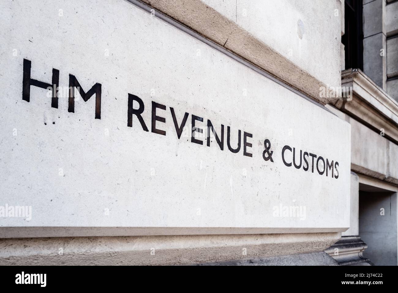 Londres, Royaume-Uni - 16 avril 2022 : panneau emblématique à l'extérieur du bâtiment HM Revenue and Customs de Westminster. C'est le centre du gouvernement britannique à Parliame Banque D'Images