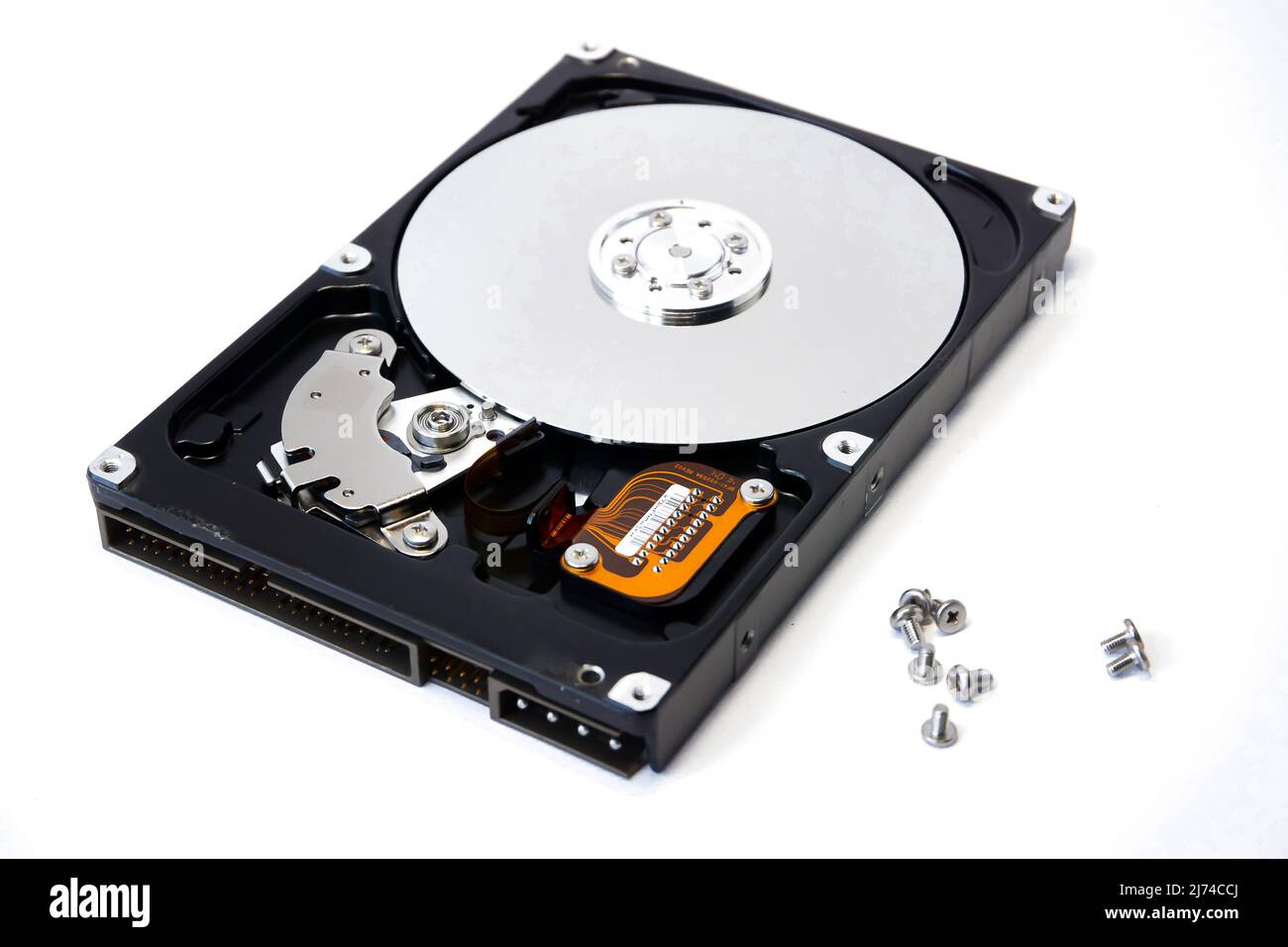 Ouvrez le disque dur isolé sur fond blanc. Périphérique de stockage de l'ordinateur. Disque dur de l'ordinateur. Mémoire de l'ordinateur. Banque D'Images