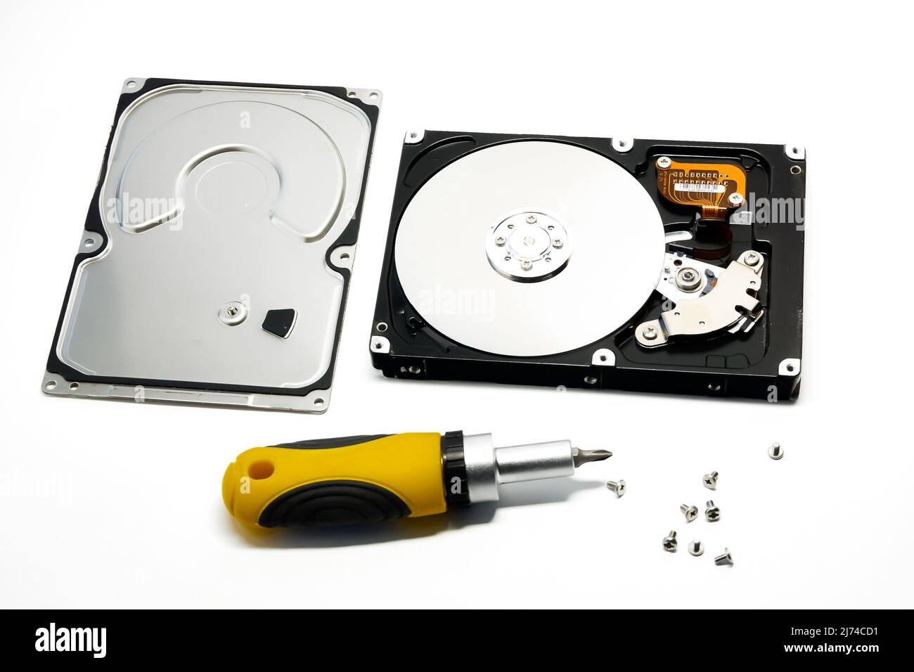 Ouvrez le disque dur et le tournevis isolés sur fond blanc. Disque dur de l'ordinateur. Mémoire de l'ordinateur. Banque D'Images