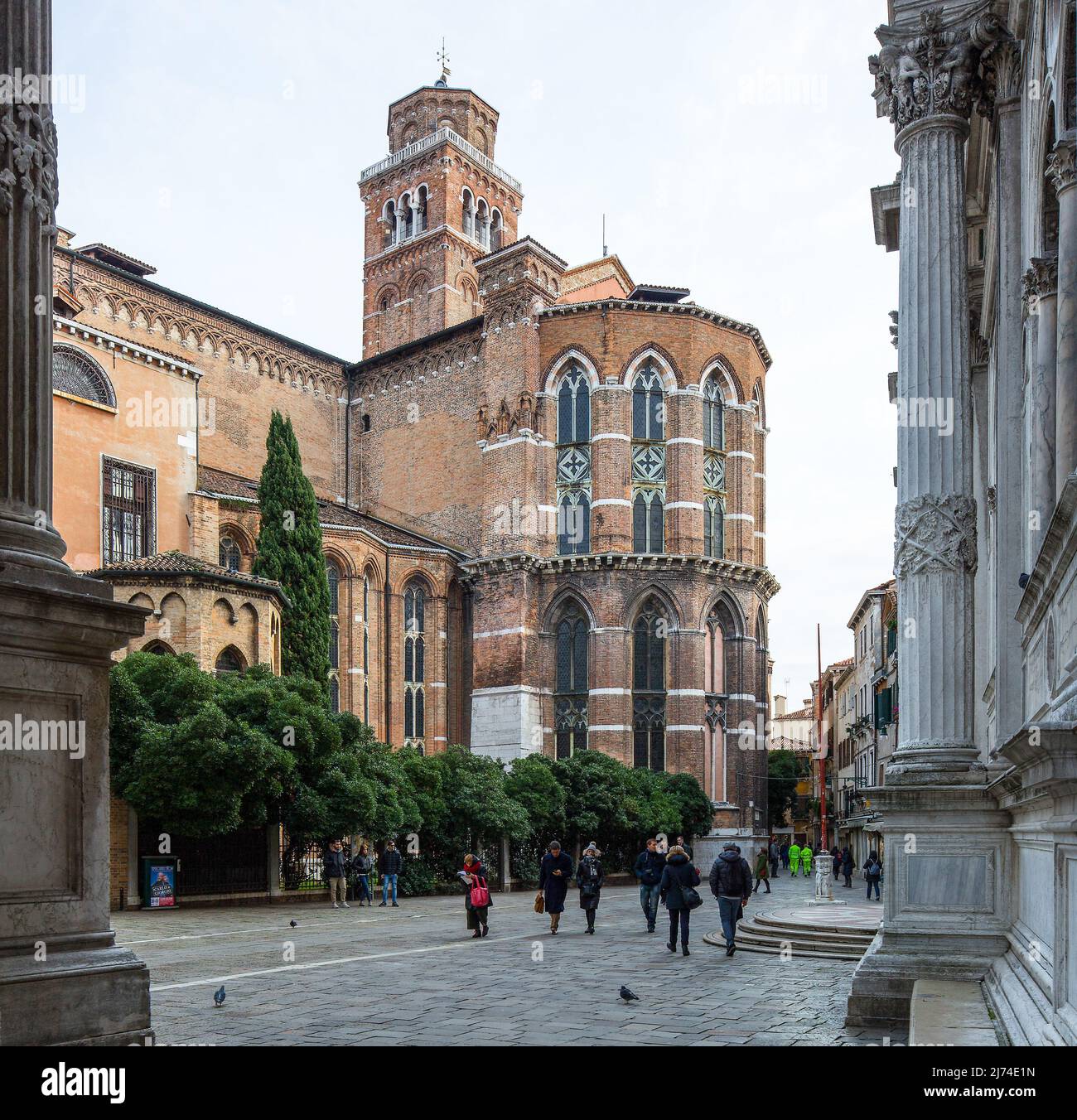 Italien Veneig Frari-Kirche - 556 Baubeginn 1340 Chor und Turmspitze von Osten Campanile 1391-96 Höhe 80 m avant rechts Scuola Grande di San Rocco Banque D'Images