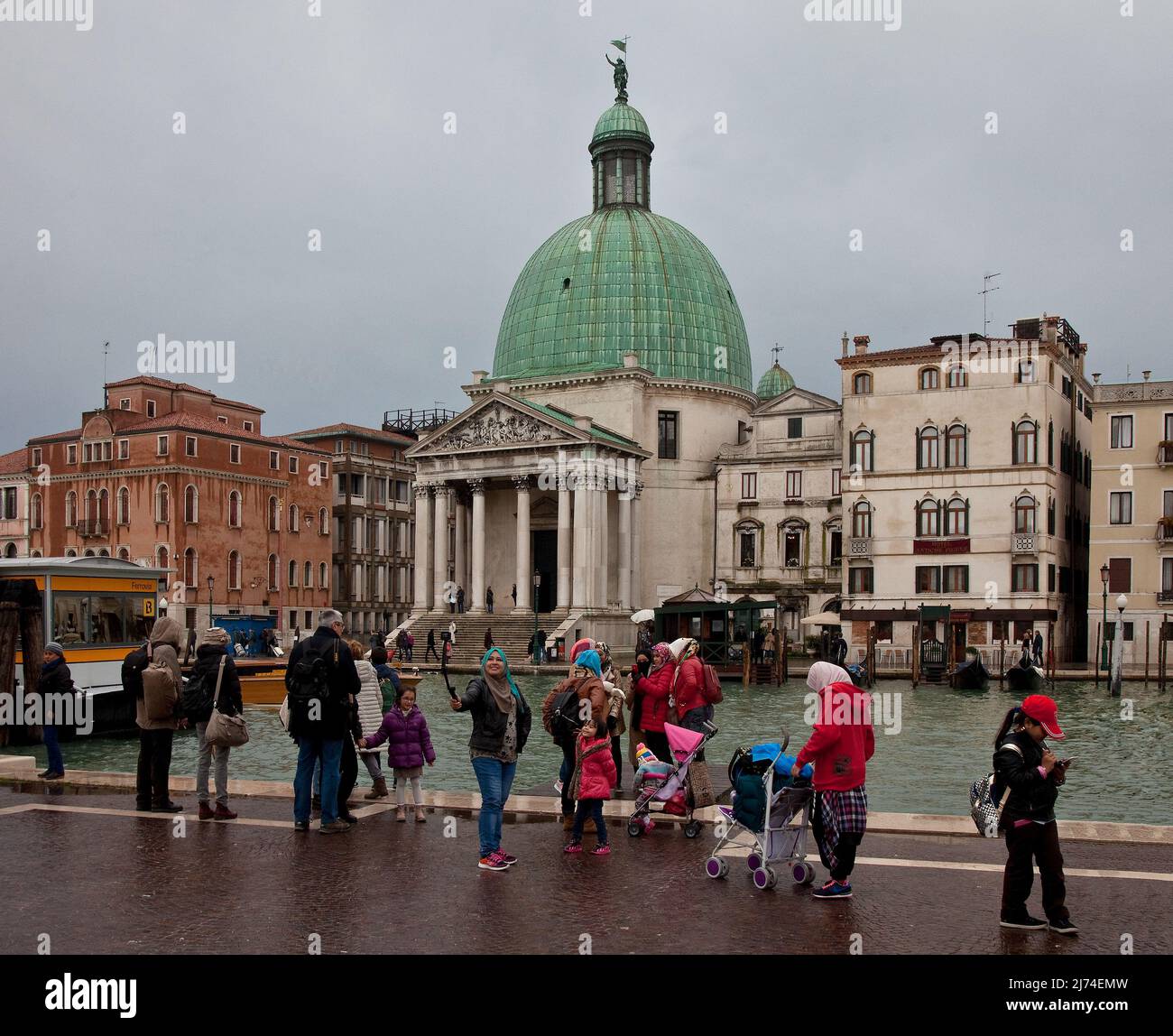 Italien Veneig Kirche San Simeone Piccolo -4 am Canal Grande erbaut 1718-38 von Giovanni Scalfarotti spätbarocker Zentralbau in Anlewohnung an das Pant Banque D'Images
