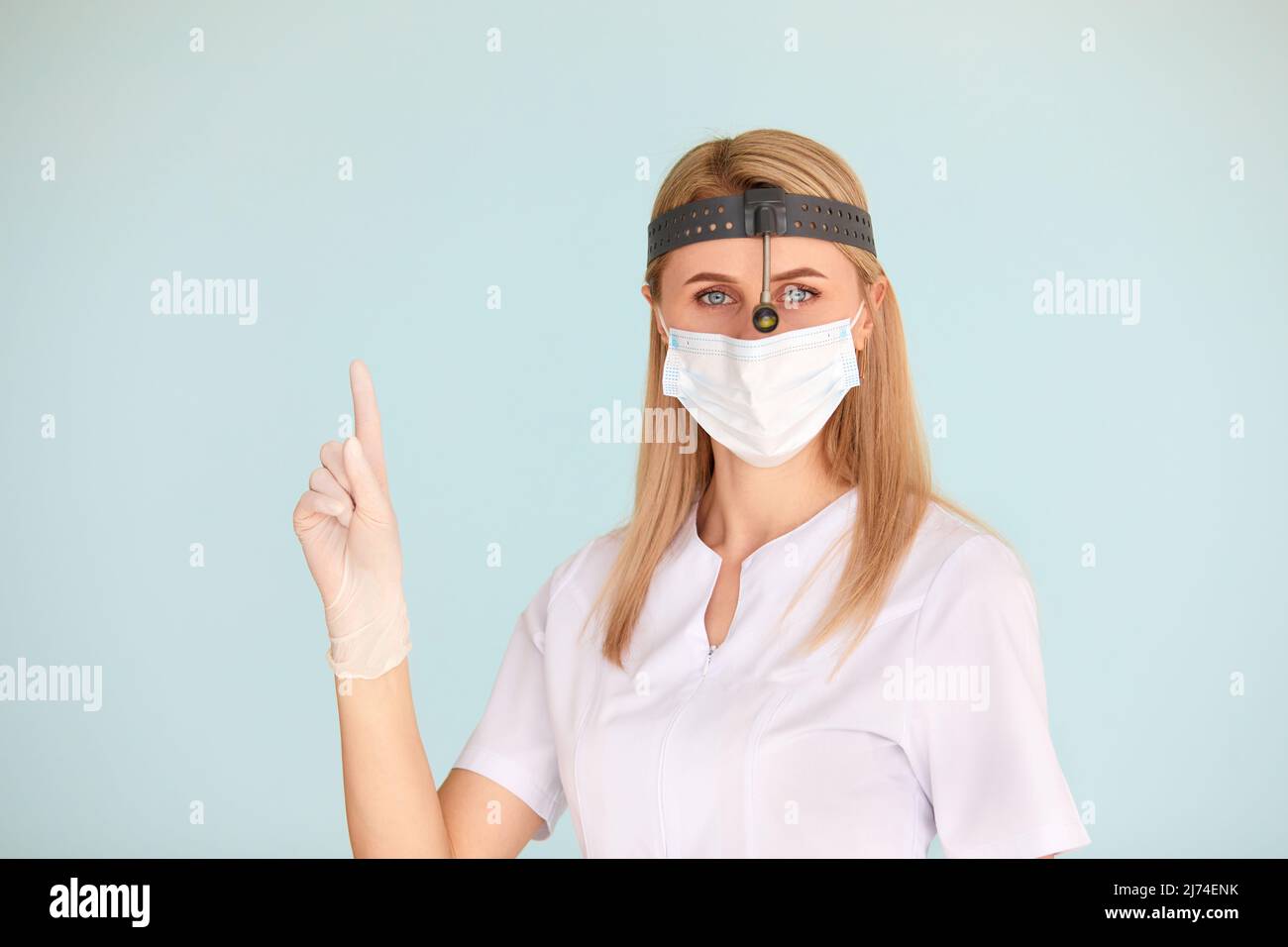 Femme médecin ORL, portant un masque à l'hôpital regardant la caméra Banque D'Images
