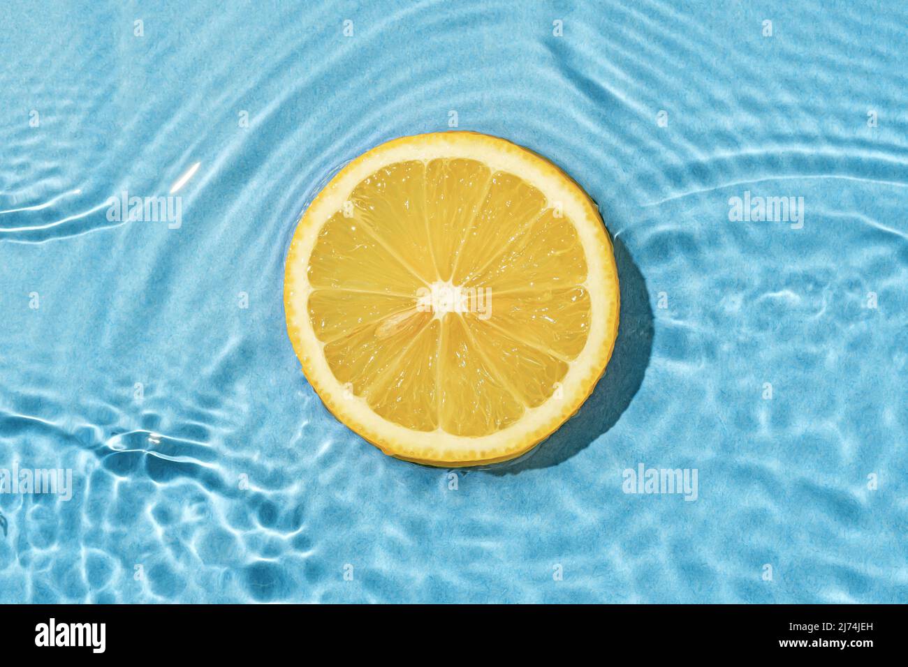 Cercle texture fruit été citron dans piscine lumineuse avec mouvement de vague eau douce. Banque D'Images