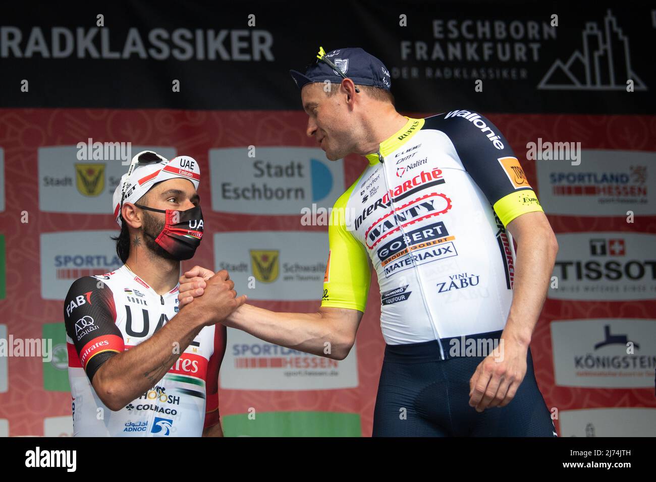 01 mai 2022, Hessen, Francfort-sur-le-main: Cyclisme: UCI WorldTour - Eschborn - Francfort (185 km). Deuxième placé Fernando Gaviria (l) de la Colombie de l'équipe eau équipe Emirates serre les mains avec troisième placé Alexander Kristoff de la Norvège de l'équipe Intermarché - Wanty - Gobert matériel. Photo: Sebastian Gollnow/dpa Banque D'Images