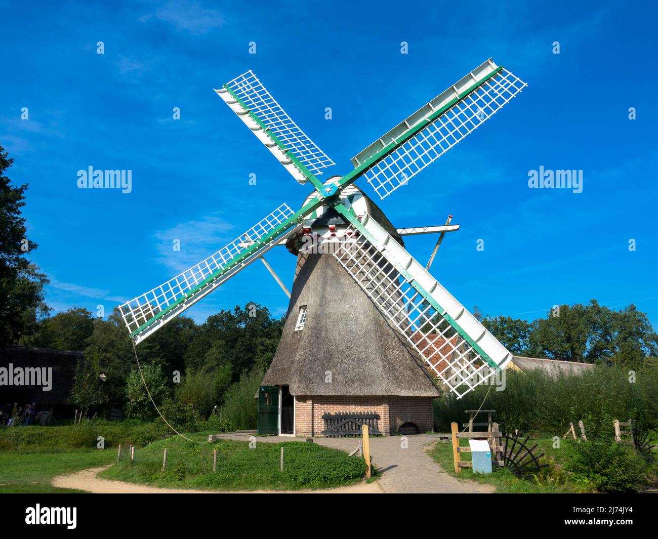 Moulin à vent traditionnel hollandais en été. Arnhem, Provinz Gelderland, le Nederlands. Tourisme et vacances concept. Banque D'Images