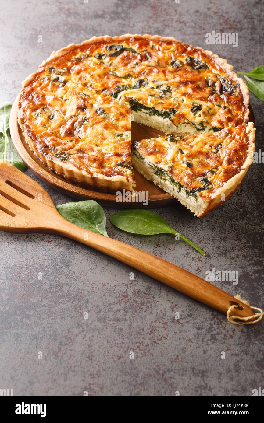 Quiche florentine aux épinards et aux herbes pour le petit-déjeuner. Verticale Banque D'Images