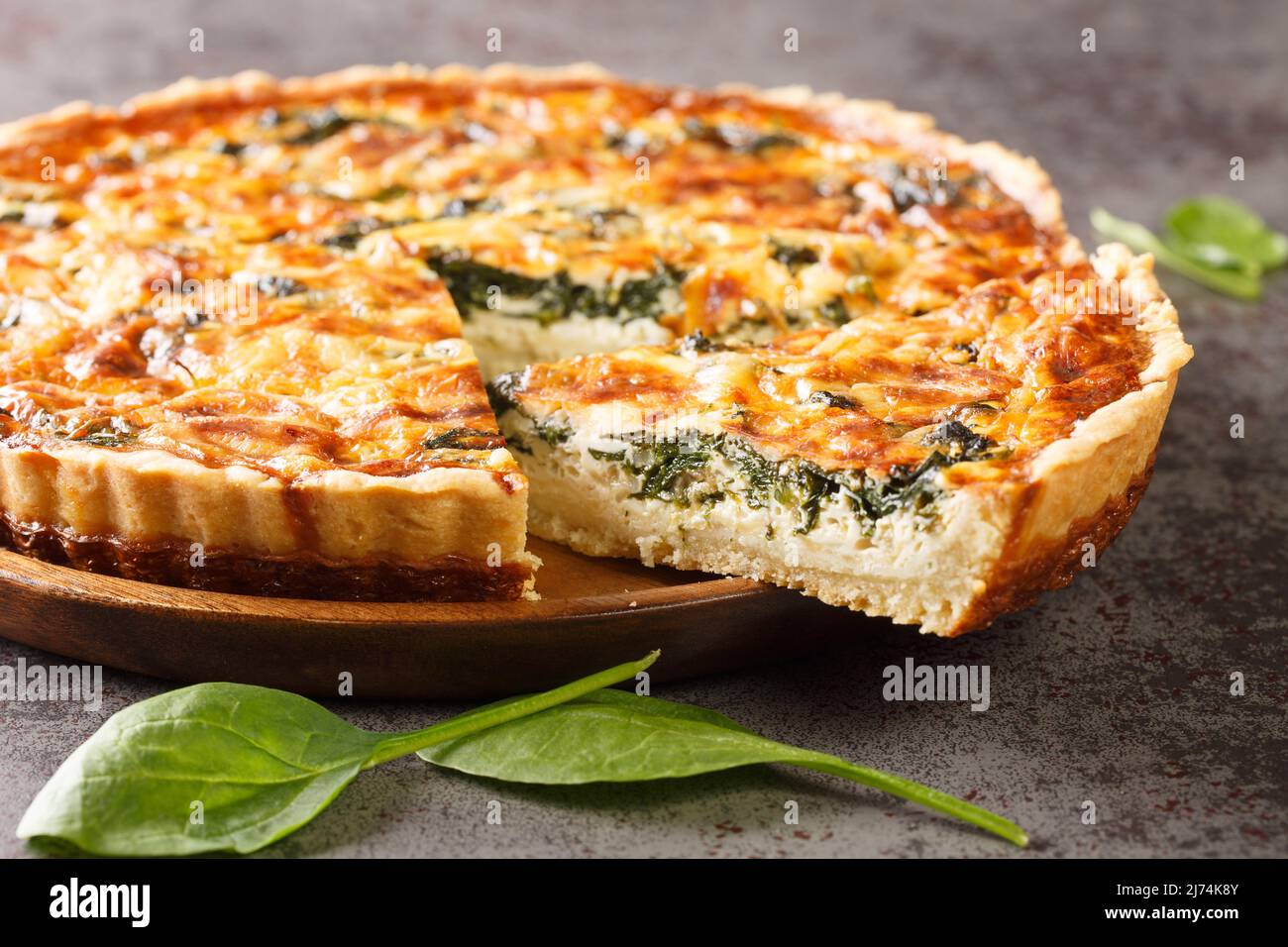 Quiche florentine aux épinards et œuf de crème sur la table. Horizontale Banque D'Images