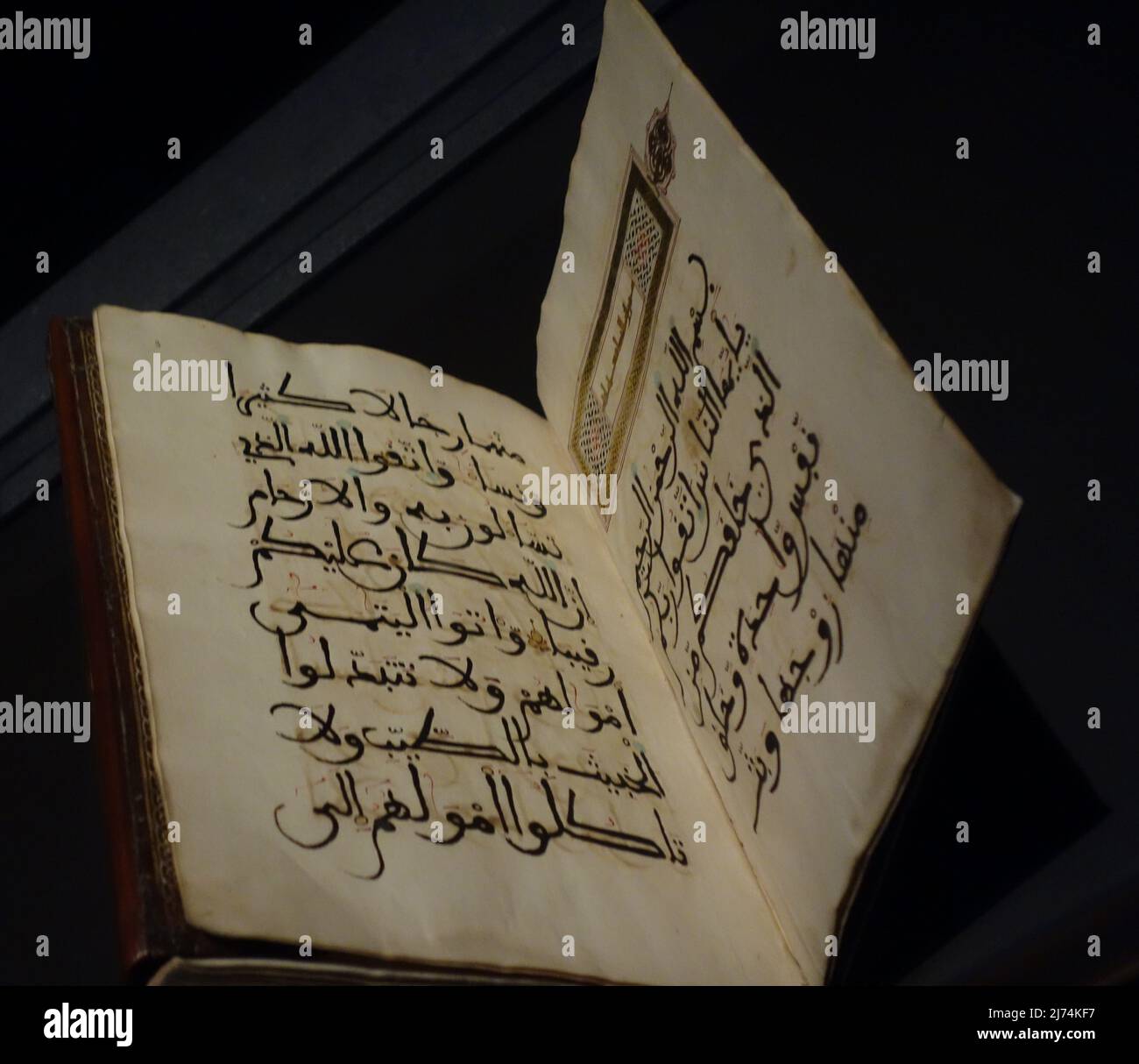 Vieux Coran Livre Musée du Louvre Abu Dhabi Banque D'Images