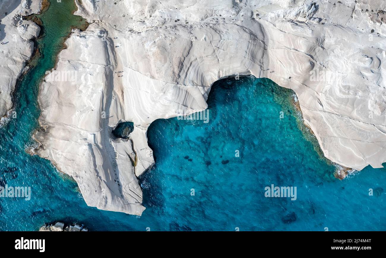 Vue panoramique aérienne de haut en bas des formations rocheuses de la craie de Sarakiniko Banque D'Images