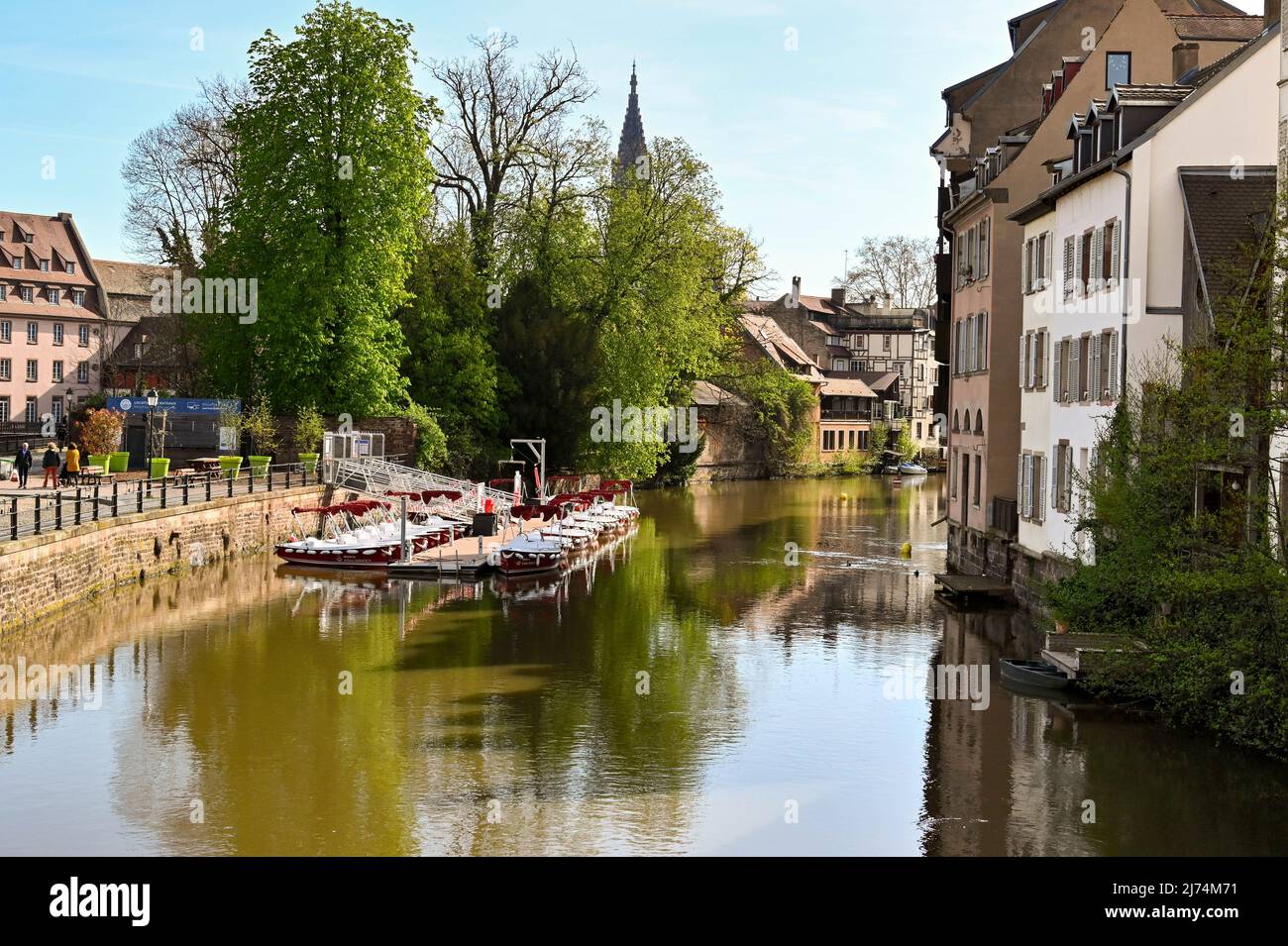 Strasbourg, France - avril 2022 : Canal au centre de la ville avec des bateaux amarrés à côté d'une jetée Banque D'Images