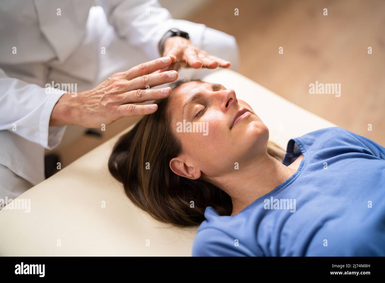 Massage thérapeutique alternatif de guérison de Reiki pour femme Banque D'Images
