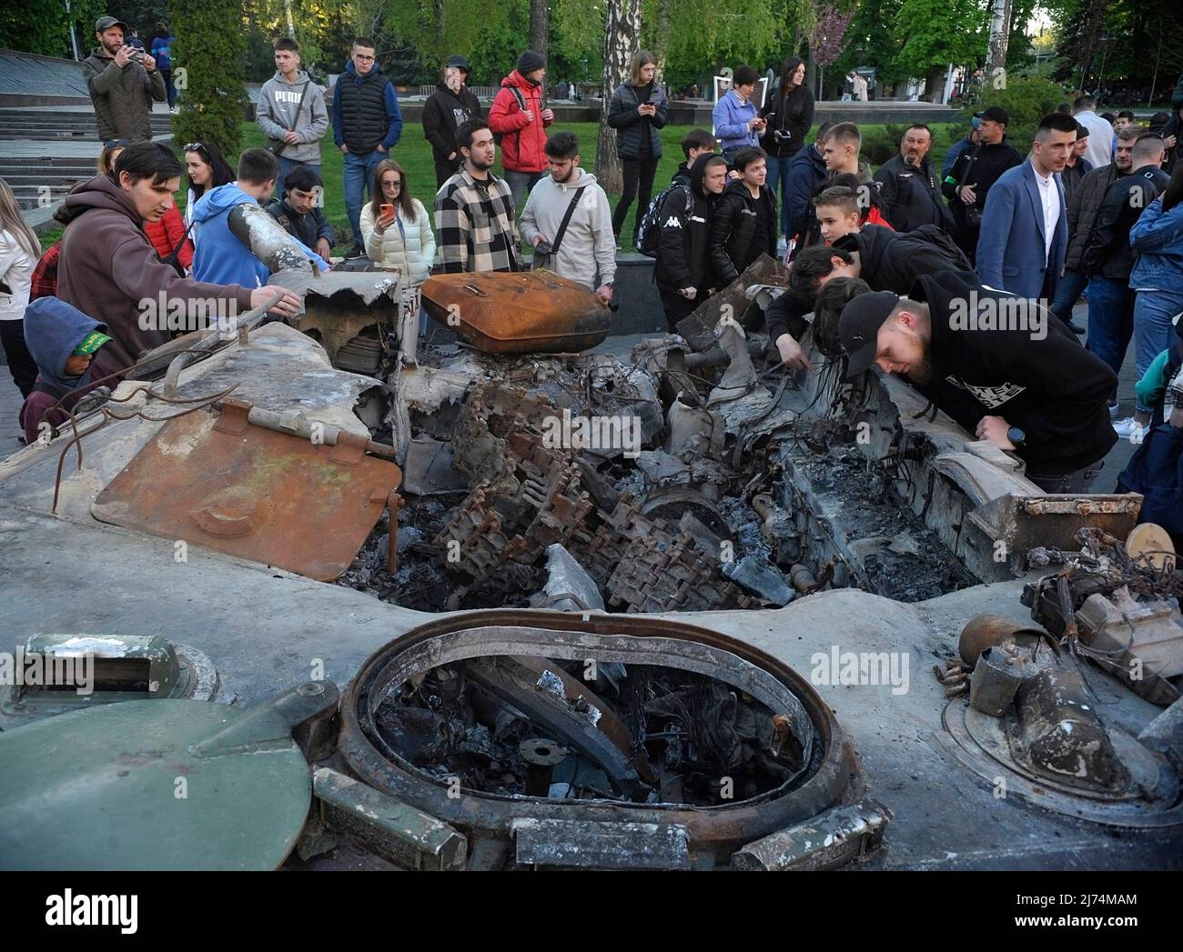 Non exclusif: VINNYTSIA, UKRAINE - 5 MAI 2022 - les gens regardent un char russe et un APC détruits dans des combats violents près de Bucha et d'Irpin, Kyiv REGI Banque D'Images