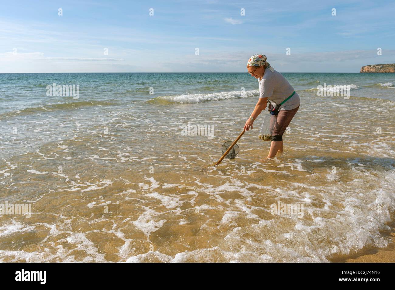 Femme pêchant des vers, crabes et autres crustacés, Portugal, Algarve Banque D'Images