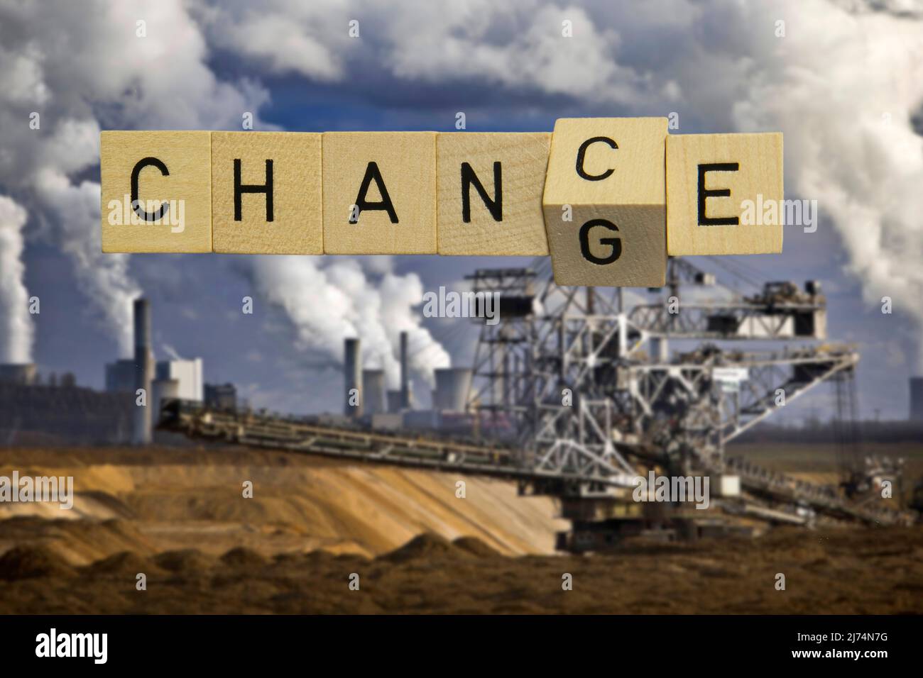 Chance ou changement, image symbolique du changement de la politique climatique et de l'élimination progressive de l'extraction du lignite, composition, Allemagne, Rhénanie-du-Nord-Westphalie, Banque D'Images