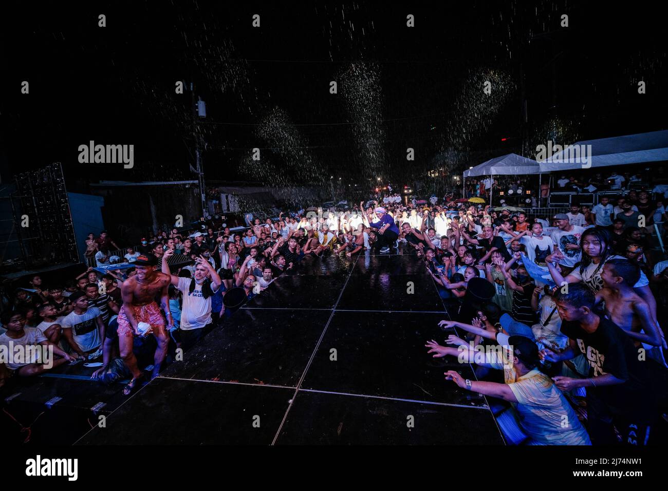 4 mai 2022, Singapour, Singapour, Singapour: Le candidat sénatorial SAMIRA GUTOC pose une photo avec les participants au rassemblement de campagne à Cebu City, Philippines, le 4 2022 mai. (Image de crédit : © Maverick ASIO/ZUMA Press Wire) Banque D'Images
