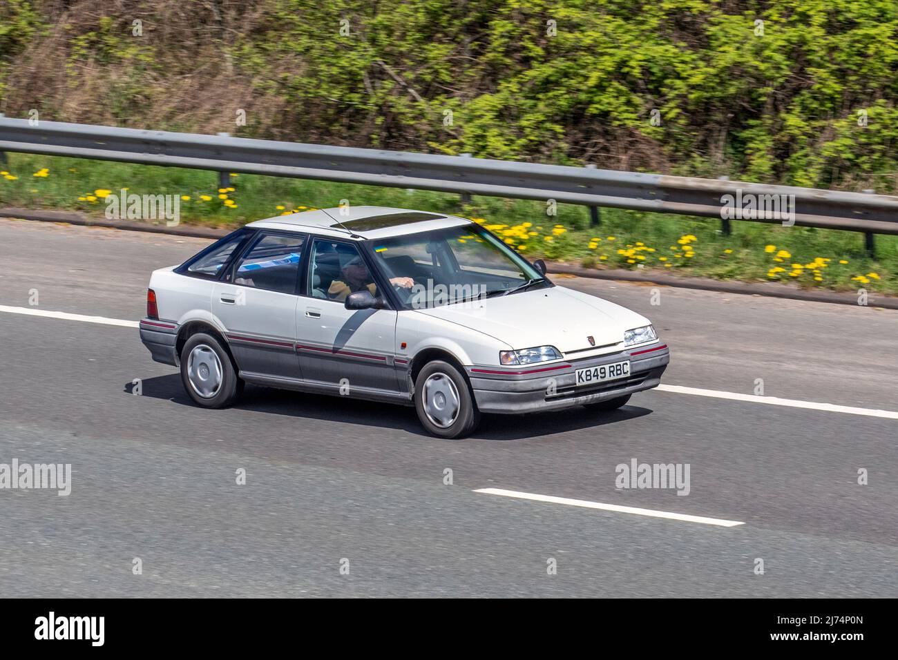 1992 90s années 90 blanc British ROVER 214 GTA 16V 1396cc essence 4dr ; conduite sur le M61 près de Manchester, Royaume-Uni Banque D'Images