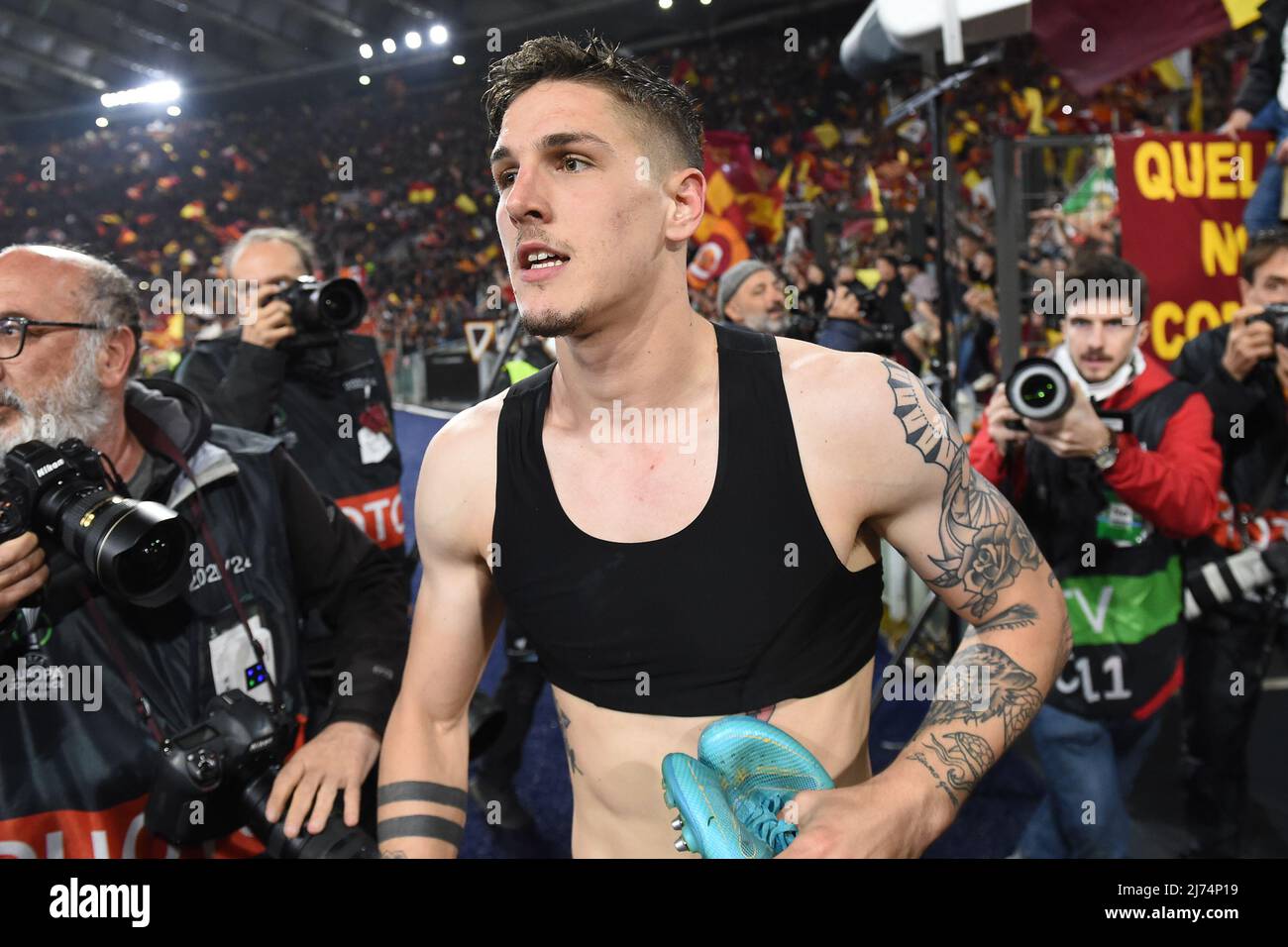 Nicolo Zaniolo de AS Roma célébrant la victoire à la fin du match lors du match entre les demi-finales de AS Roma et Leicester City Conference League au stade Olimpico à Rome, Italie, le 05th mai 2022. Fotografo01 Banque D'Images