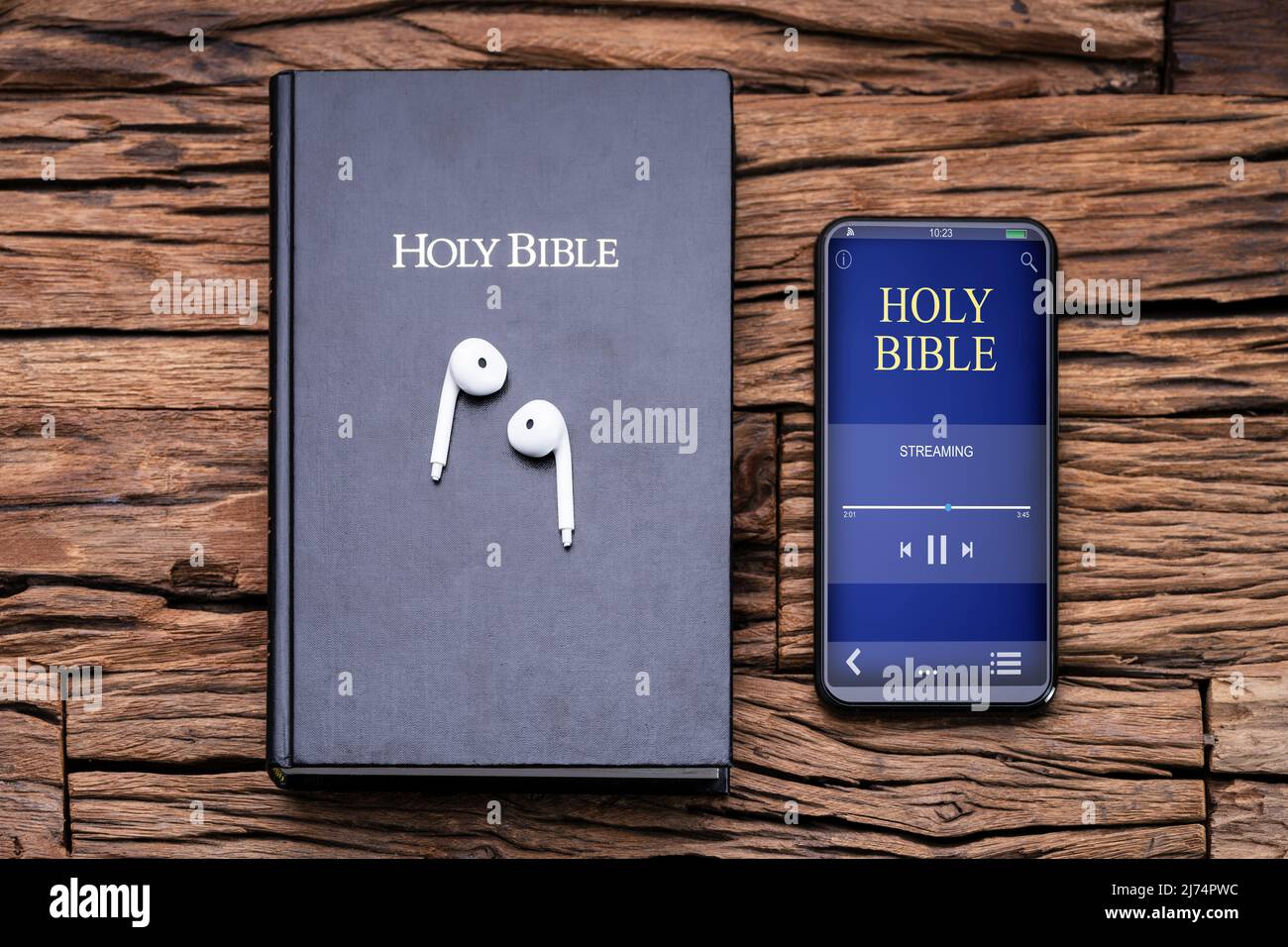 Écouter de la musique biblique au téléphone. Christian étudiant Banque D'Images