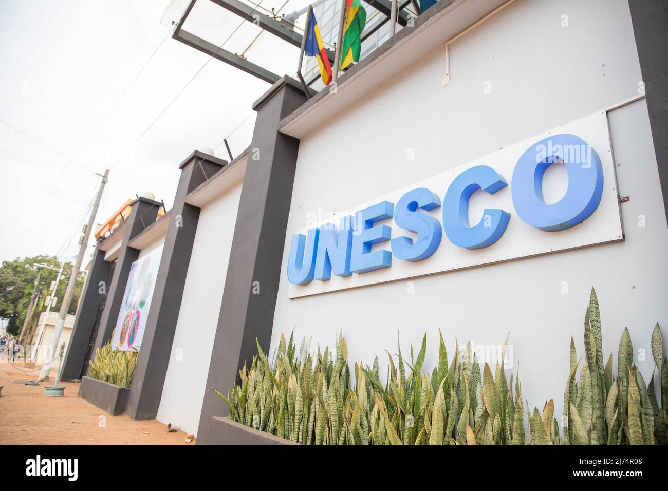 Yaoundé, Cameroun, 10th avril 2022 : entrée au siège de l'UNESCO à Yaoundé, la capitale camerounaise Banque D'Images