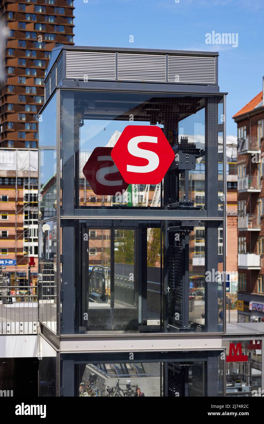 Panneau S-train (S-tog) sur la plateforme élévatrice à la gare de Nørrebro, Copenhague, Danemark Banque D'Images