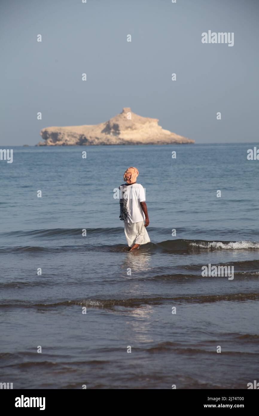 Pêcheur, plage de Sawadi, Oman Banque D'Images