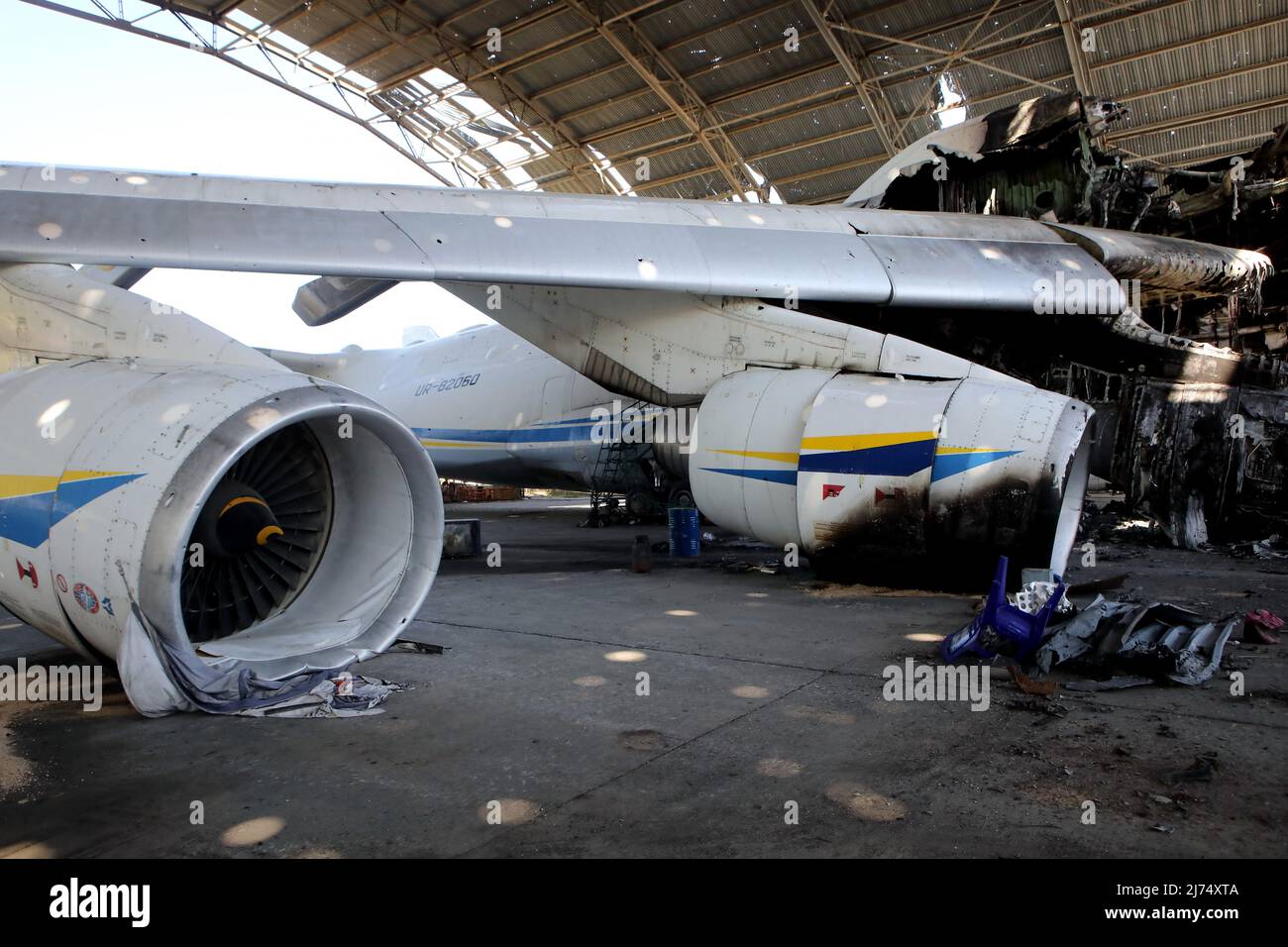 Le Mriya Antonov an-225, le plus grand avion cargo du monde, détruit lors de la bataille de l'aéroport d'Antonov lors de l'invasion russe de l'Ukraine en 2022, reste dans un hangar en ruines, Hostomel, région de Kiev, nord de l'Ukraine, mai 5, 2022. Photo de Volodymyr Tarasov/Ukrinform/ABACAPRESS.COM Banque D'Images