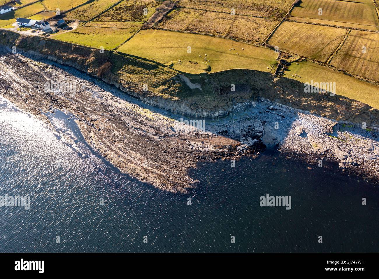 Vue aérienne du Ballysaggart Ringfort à St Johns point dans le comté de Donegal - Irlande Banque D'Images