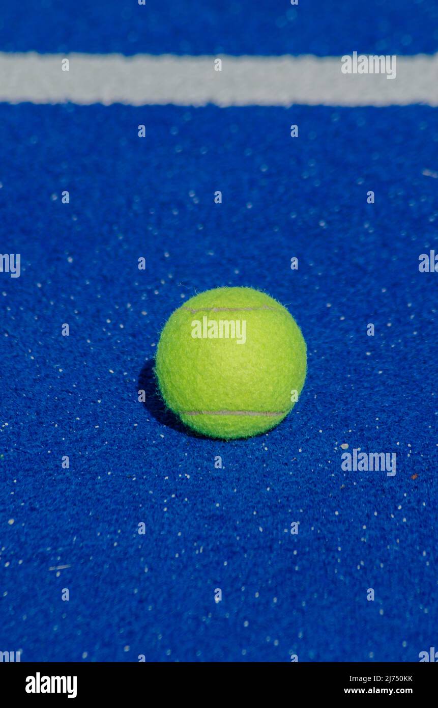 court de paddle-tennis bleu, ballon solitaire près de la ligne de base Banque D'Images