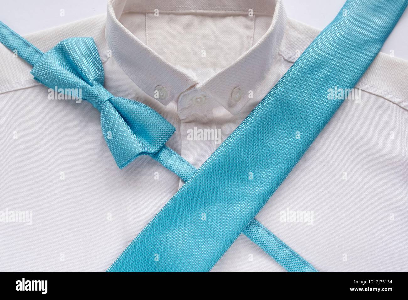 Cravate bleue et noeud papillon sur chemise blanche, concept de mode hommes, accessoires de couleur bleue, idée de vêtements hommes, vue assise Banque D'Images