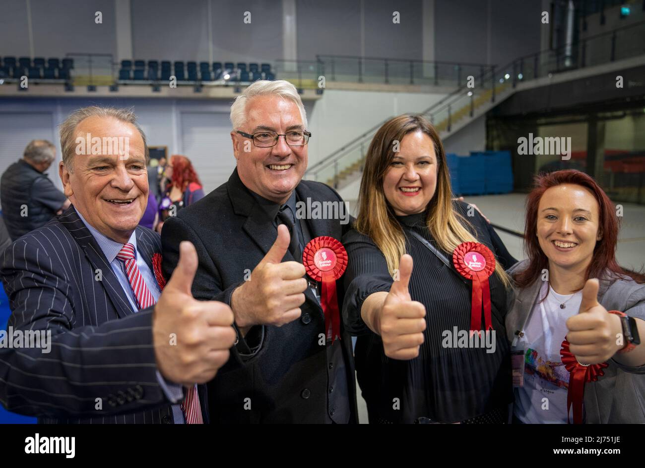 Jim Kavanagh (à gauche) et Frank McAveety (deuxième à gauche), du Labour écossais, fêtent avec d'autres candidats, au compte du Conseil municipal de Glasgow, à l'Emirates Arena de Glasgow, lors des élections du gouvernement local. Date de la photo: Vendredi 6 mai 2022. Banque D'Images