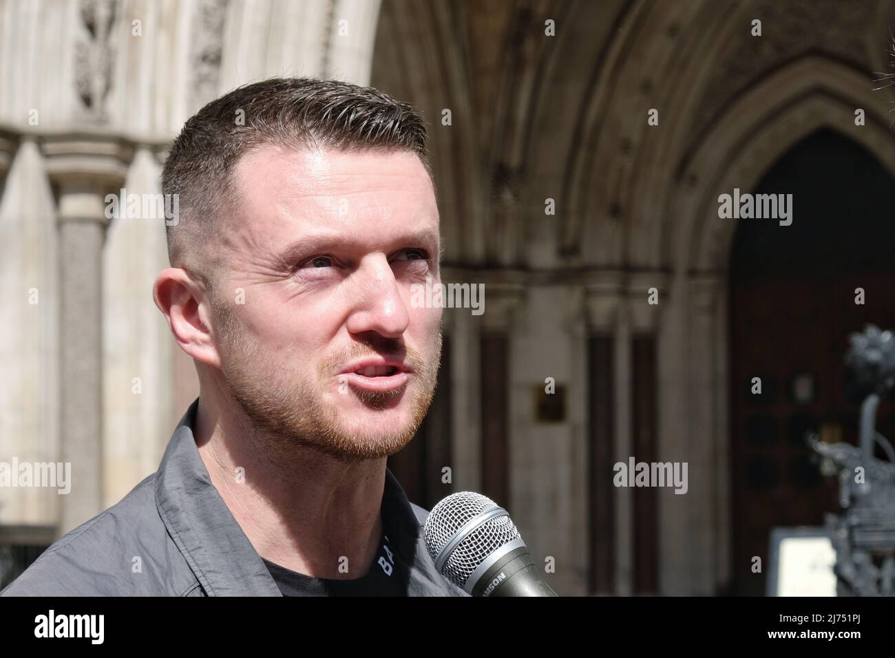 Londres, Royaume-Uni, 6th mai 2022. Le fondateur de la Ligue de défense anglaise Tommy Robinson, dont le vrai nom est Stephen Yaxley-Lennon, quitte les cours royales de justice après son outrage au tribunal. Il n'a pas pu se présenter devant un tribunal en mars après avoir perdu une affaire de diffamation, portée contre lui par l'adolescent syrien Jimal Hijazi et le tribunal a entendu que c'était dû à des problèmes de santé mentale. On a demandé à Robinson de retourner à la haute Cour en juin pour faire face à des questions sur ses finances. Crédit : onzième heure Photographie/Alamy Live News Banque D'Images