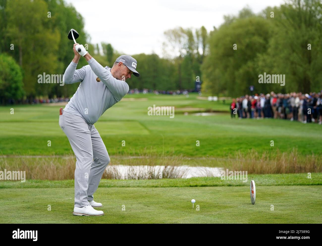 Lee Westwood, d'Angleterre, débarque sur le 4th au cours du deuxième jour des maîtres britanniques de Betfred au Beffroi, Sutton Coldfield. Date de la photo: Vendredi 6 mai 2022. Banque D'Images