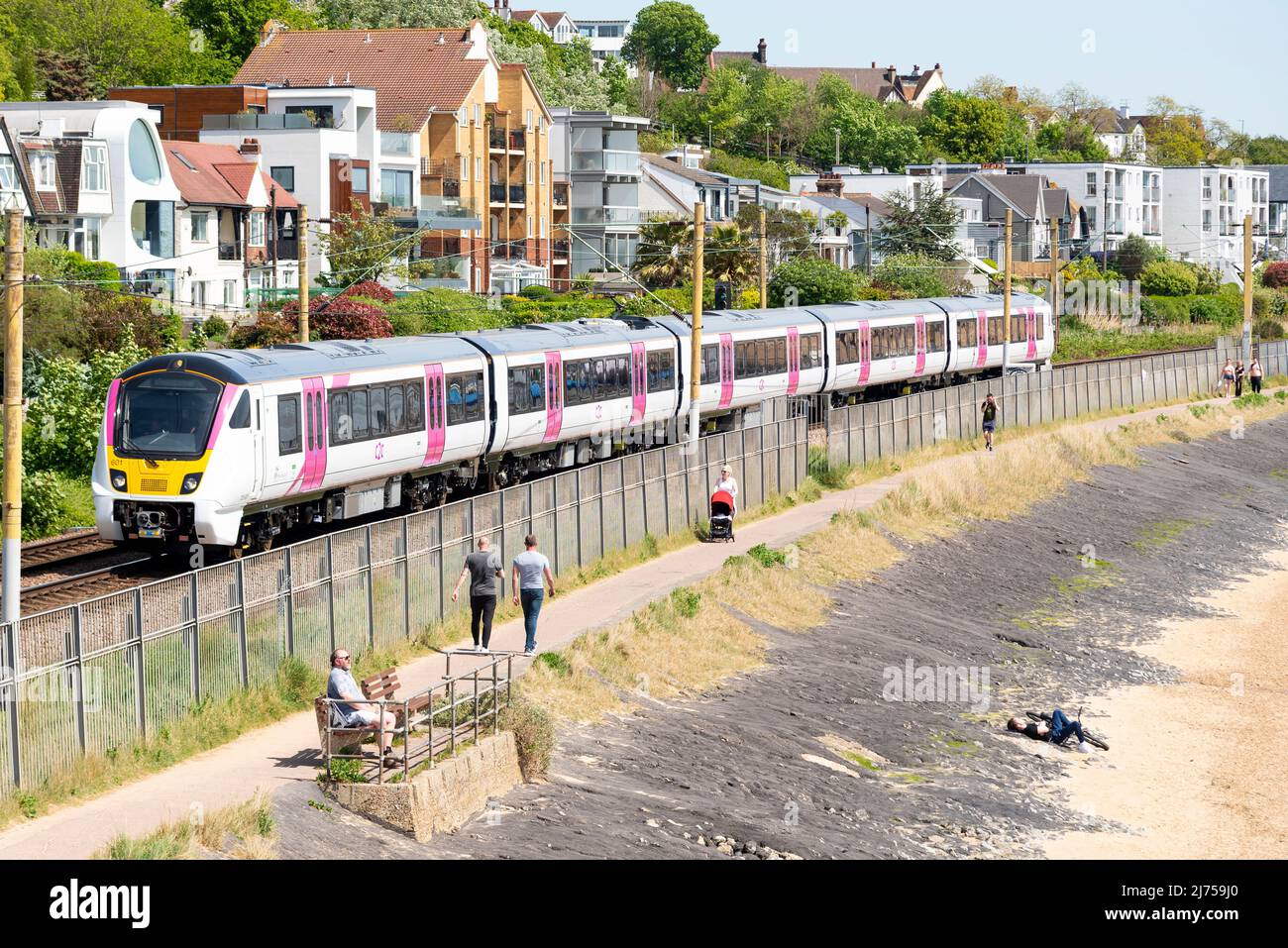 Chalkwell, Southend on Sea, Essex, Royaume-Uni. 6 mai 2022. L’opérateur ferroviaire c2c a effectué un essai d’un tout nouveau train électrique à unités multiples Aventra classe 720 d’Alstom (anciennement Bombardier) sur leur ligne ferroviaire de Londres Fenchurch Street à Shoeburyness. Les 12 trains commandés, chacun de 5 wagons, construits dans l’usine Alstom de Derby, devraient être en service d’ici fin 2022 pour remplacer la Class 387 utilisée sur la ligne et servir aux côtés des trains Class 357 actuels de l’opérateur. Vu passer le long de l'estuaire de la Tamise près de Chalkwell. c2c appartenait à Trenitalia Banque D'Images