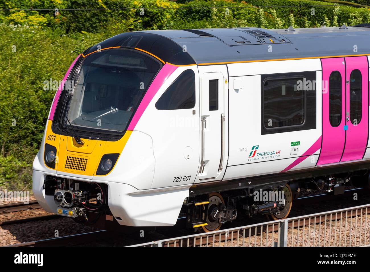 Chalkwell, Southend on Sea, Essex, Royaume-Uni. 6th mai 2022. L'exploitant de train C2C a effectué un essai d'un tout nouveau train électrique Aventra de classe 720 d'Alstom (anciennement Bombardier) sur sa ligne de chemin de fer London Fenchurch Street à Shoeburyness. Les 12 trains commandés, chacun de 5 wagons et construits dans l’usine Derby d’Alstom, devraient être en service d’ici la fin de 2022 pour remplacer la classe 387 utilisée sur la route et servir aux côtés des trains actuels de classe 357 de l’exploitant. Vu le long de l'estuaire de la Tamise près de Chalkwell. C2C est la propriété de Trenitalia Banque D'Images