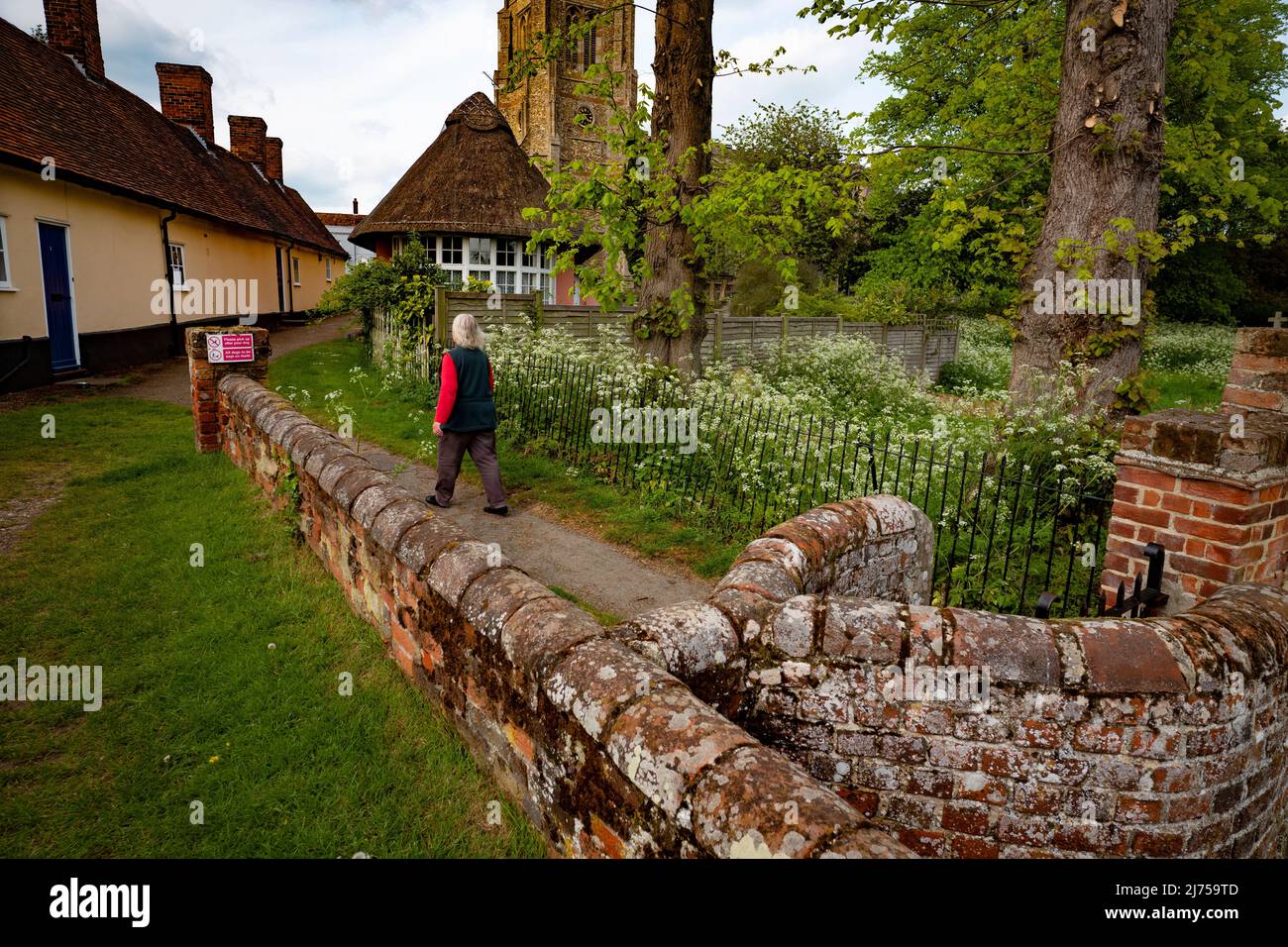Thaxted Essex Angleterre Royaume-Uni Mai 2022 Eglise Thaxted avec alms Maisons à gauche vue de l'ancienne porte de Kissing Banque D'Images